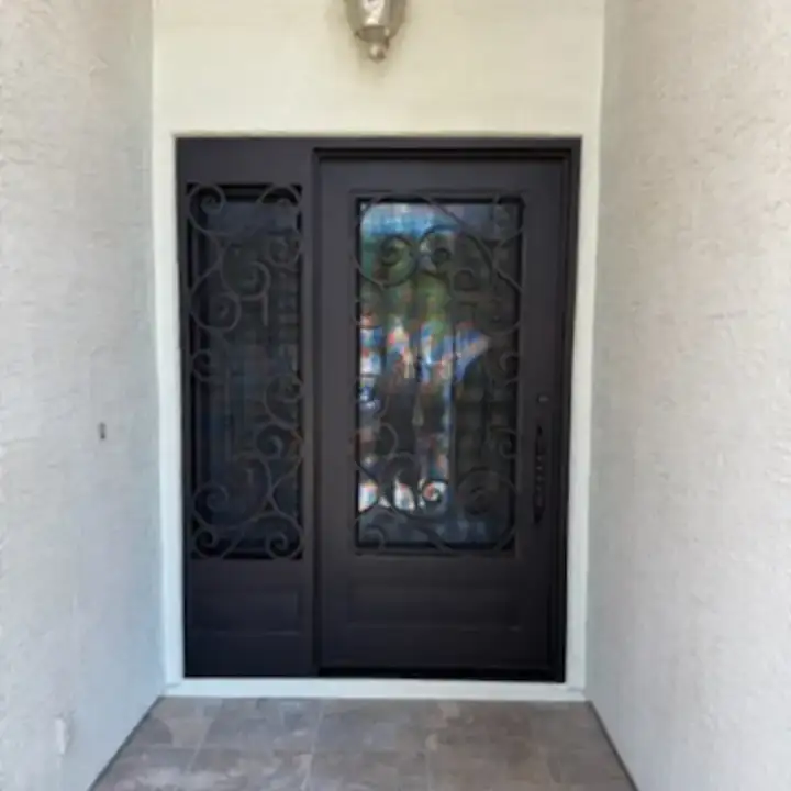 Single entry with a sidelight